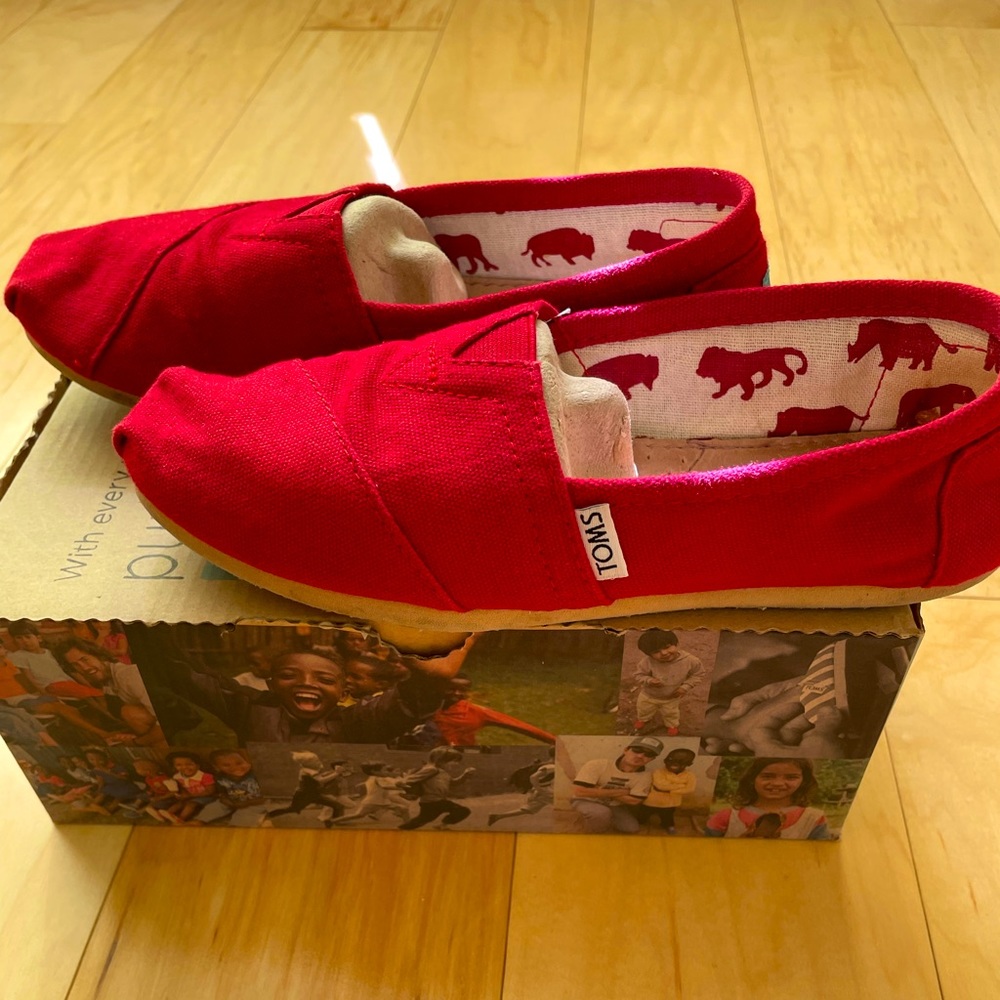 TOMS red flats women’s size 6